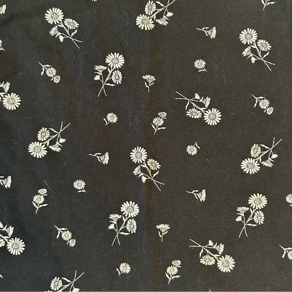Black Short Sleeved Crop T shirt with white Daisy XS 🌼 - Picture 2 of 3